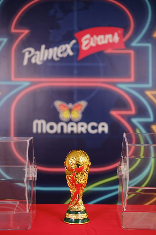 Set de transmisión con el trofeo de la Copa del Mundo