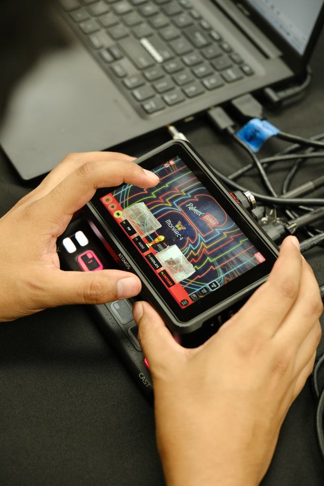Operador revisando la señal en un monitor portátil