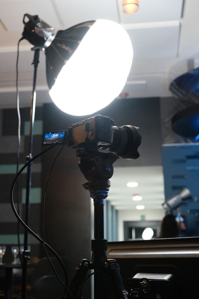 Iluminación y cámara en un set de streaming
