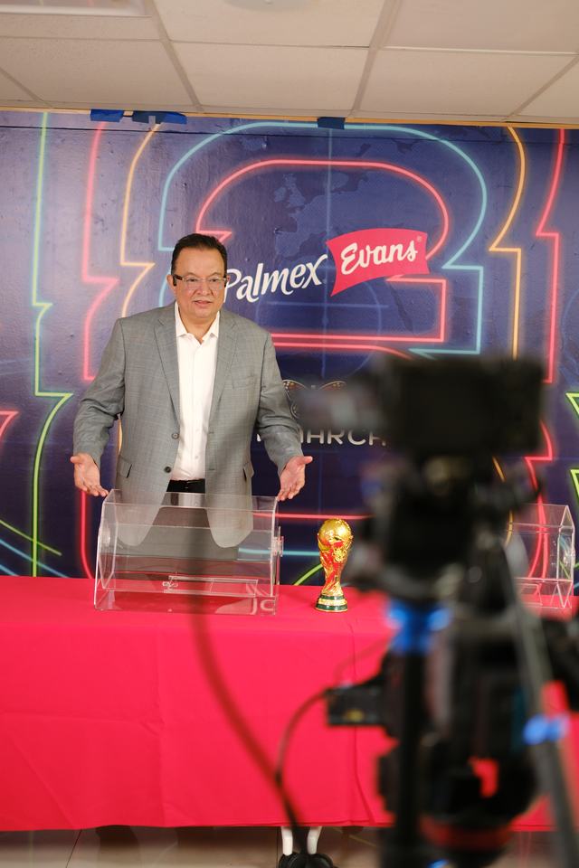 Presentador en set con cámara en primer plano